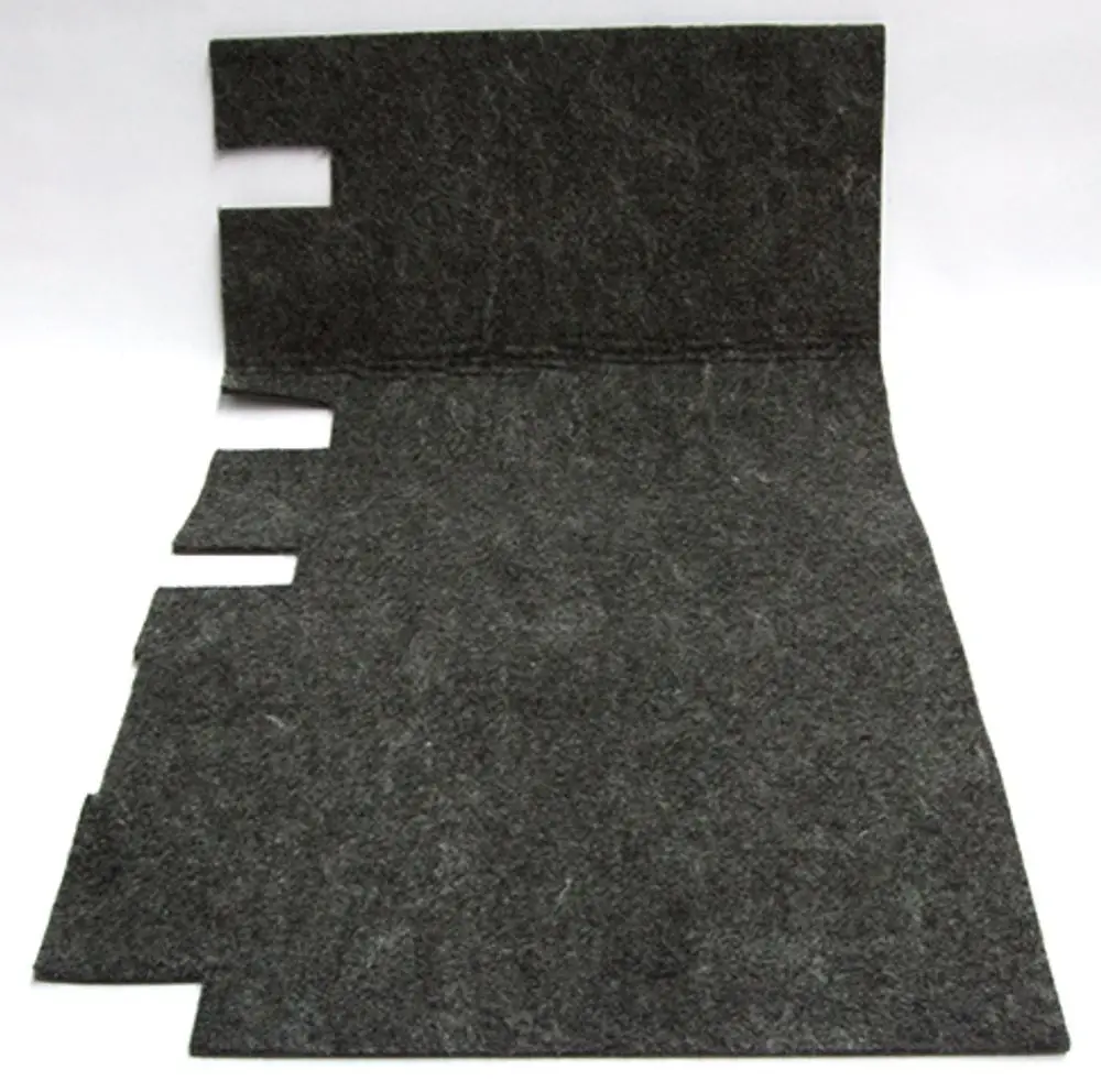 Dunkles, gefaltetes Schallschutzmaterial von Daikin, senkrecht und horizontal mit Einschnitten für Anpassungen, auf weißem Hintergrund.